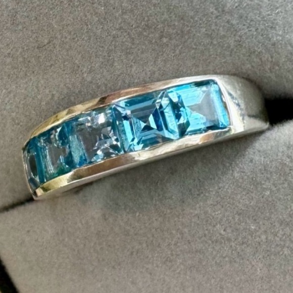 Vintage Princess cut Blue Topaz Raised band ring. Size about an 8 - Picture 4 of 16